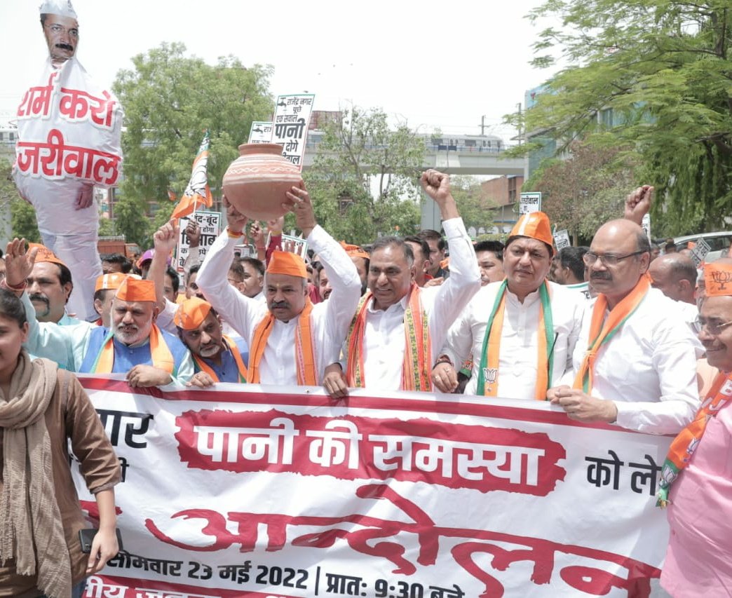 adeshguptabjp's tweet photo. राजेन्द्र नगर विधानसभा में पानी की बढ़ती समस्या को लेकर जन आन्दोलन किया।

CM @ArvindKejriwal के निकम्मेपन के कारण दिल्ली जलबोर्ड द्वारा ₹60 हजार करोड़ खर्च करने के बाद भी राजेन्द्र नगर की जनता पानी के लिए त्राहि-त्राहि कर रही है। https://t.co/GX7N50aFdg