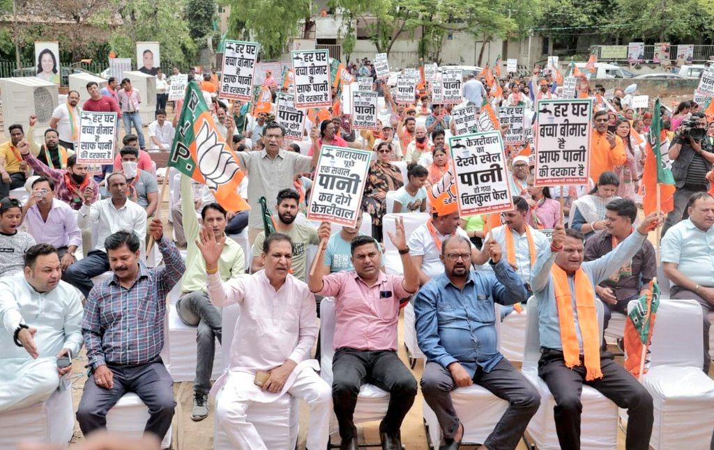 adeshguptabjp's tweet photo. राजेन्द्र नगर विधानसभा में पानी की बढ़ती समस्या को लेकर जन आन्दोलन किया।

CM @ArvindKejriwal के निकम्मेपन के कारण दिल्ली जलबोर्ड द्वारा ₹60 हजार करोड़ खर्च करने के बाद भी राजेन्द्र नगर की जनता पानी के लिए त्राहि-त्राहि कर रही है। https://t.co/GX7N50aFdg