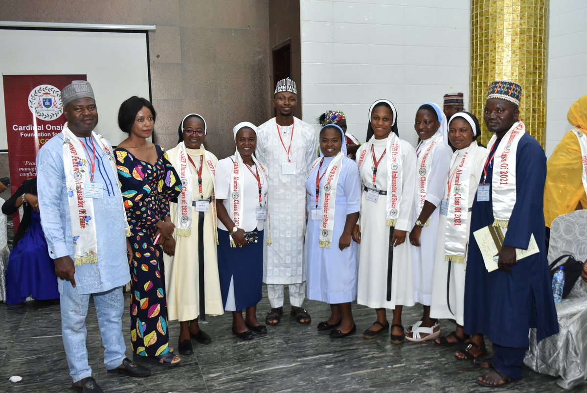Cofpofficial's tweet photo. A very warm congratulations to the 2021/2022 COFP fellows that graduated on Saturday 21st May 2022.

They successfully completed the one year fellowship program comprising of three modules and met the requirements to be inducted into the COFP Alumni Network of Peacebuilders. https://t.co/ImvXS36q4q