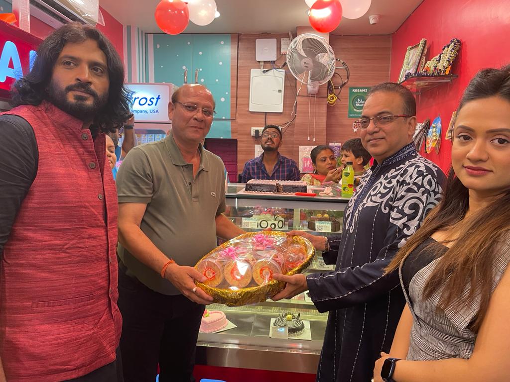 Nigel_Akkara's tweet photo. Sharing some pictures from yesterday's opening ceremony of KREAMZ at Howrah Bandhaghat. Tirandaj Shabor will be released on 27th May. We all were present there from team Tirandaj Shabor. It was a nice experience. 
.
.
#TirandajShabor #arindamsil #Releasingon27thMay #kreamz https://t.co/ROWQ4VSuVp