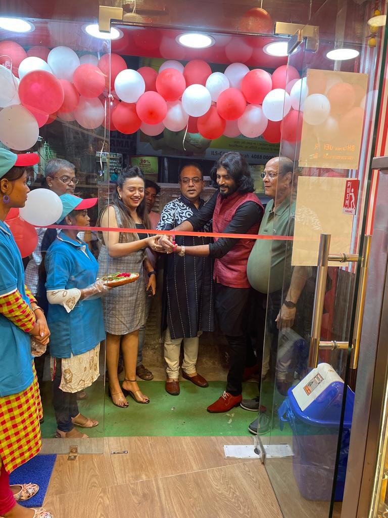 Nigel_Akkara's tweet photo. Sharing some pictures from yesterday's opening ceremony of KREAMZ at Howrah Bandhaghat. Tirandaj Shabor will be released on 27th May. We all were present there from team Tirandaj Shabor. It was a nice experience. 
.
.
#TirandajShabor #arindamsil #Releasingon27thMay #kreamz https://t.co/ROWQ4VSuVp