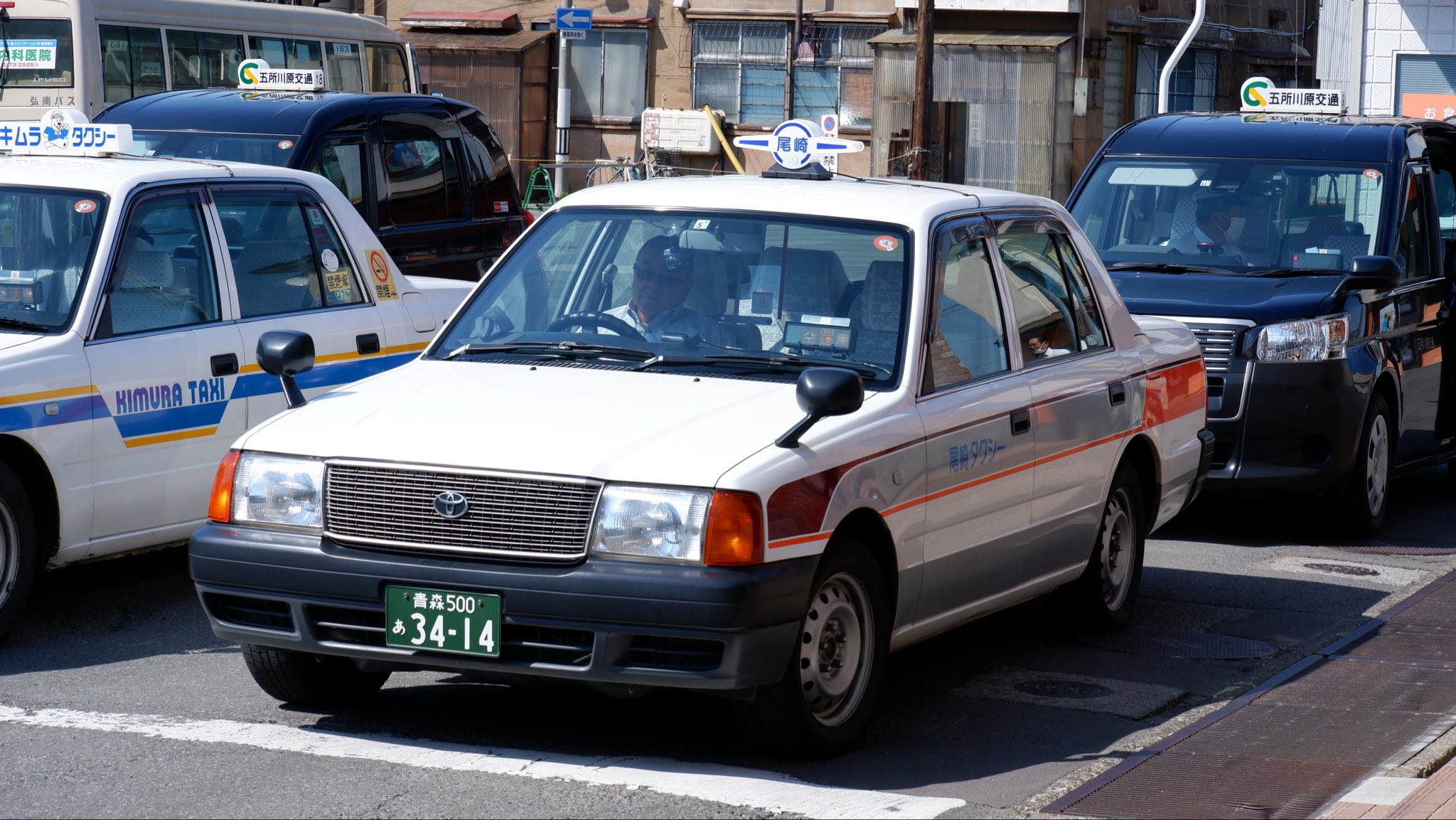 Jrf480 Rt Ciqmaw 尾崎タクシー 青森 五所川原 独特なカラーリングが昭和っぽくて良い ただ 最近はシンプルな白1色の車両が導入されてきているので このカラーがいつまで見れるか 1日1タク T Co 7iksezgdml Twitter
