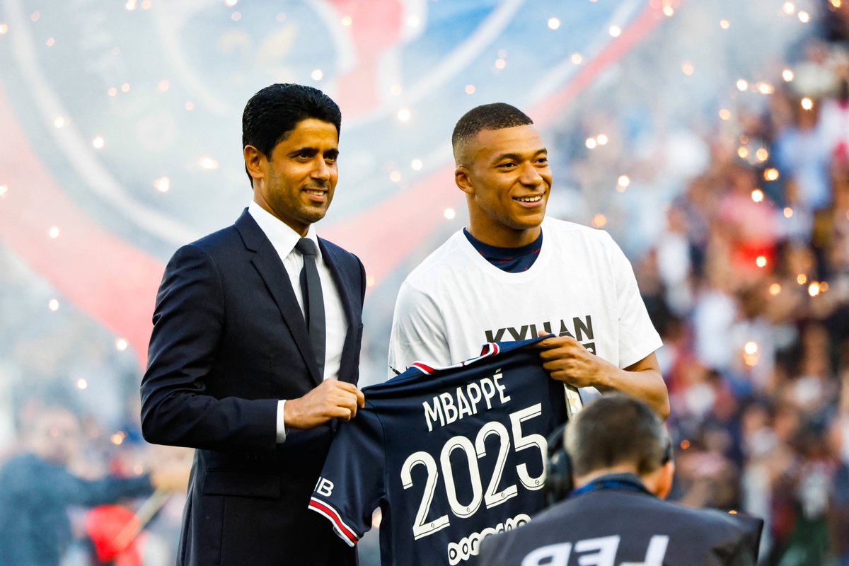 ActuFoot_'s tweet photo. Après sa prolongation de contrat au PSG, Kylian Mbappé a perdu 7️⃣0️⃣0️⃣.0️⃣0️⃣0️⃣ abonnés en 24 heures sur son compte Instagram. https://t.co/0wrJZQSYFS