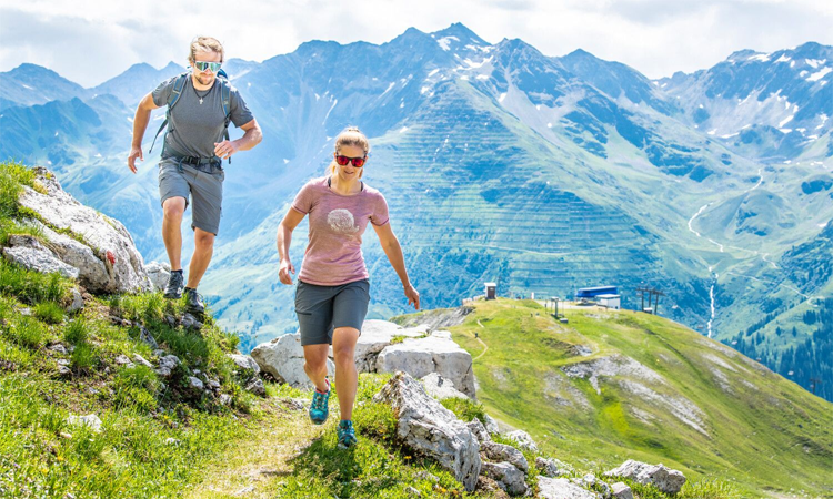 Reisprofs's tweet photo. De Arlberg in #StantonamArlberg is bij wintersporters een begrip, maar in de zomer is deze regio het domein van actieve bergsporters. Natuurliefhebbers vinden er ontelbare routes, van makkelijke wandelingen tot trektochten door het hooggebergte. #Valluga 
https://t.co/8H2OTr9umc https://t.co/QdhuYOzxxU