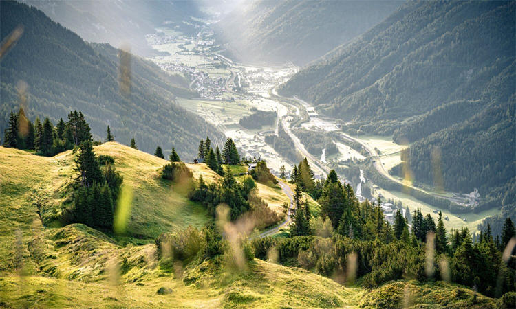 Reisprofs's tweet photo. De Arlberg in #StantonamArlberg is bij wintersporters een begrip, maar in de zomer is deze regio het domein van actieve bergsporters. Natuurliefhebbers vinden er ontelbare routes, van makkelijke wandelingen tot trektochten door het hooggebergte. #Valluga 
https://t.co/8H2OTr9umc https://t.co/QdhuYOzxxU
