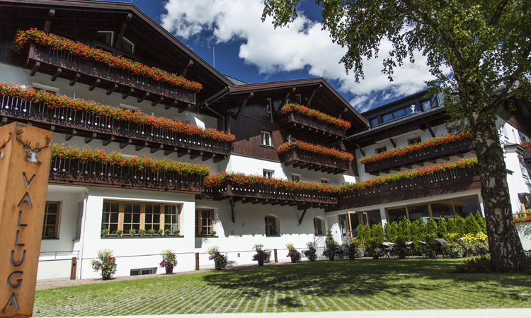 Reisprofs's tweet photo. De Arlberg in #StantonamArlberg is bij wintersporters een begrip, maar in de zomer is deze regio het domein van actieve bergsporters. Natuurliefhebbers vinden er ontelbare routes, van makkelijke wandelingen tot trektochten door het hooggebergte. #Valluga 
https://t.co/8H2OTr9umc https://t.co/QdhuYOzxxU