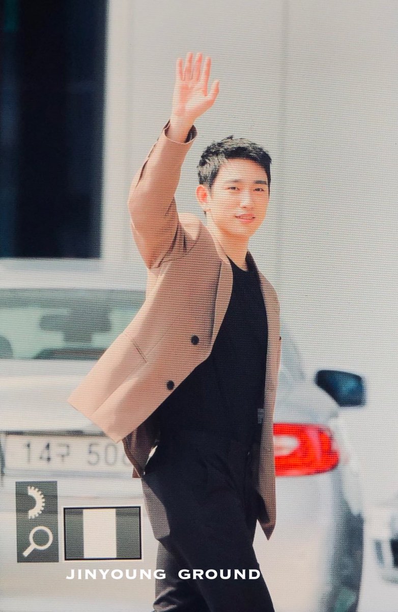 Jr_ground's tweet photo. 220523 진영 퇴근 🤎🧡🤎🧡

#GOT7   #갓세븐   #JINYOUNG   
#IGOT7  #진영 ❤️ https://t.co/w3NMlGnrkT