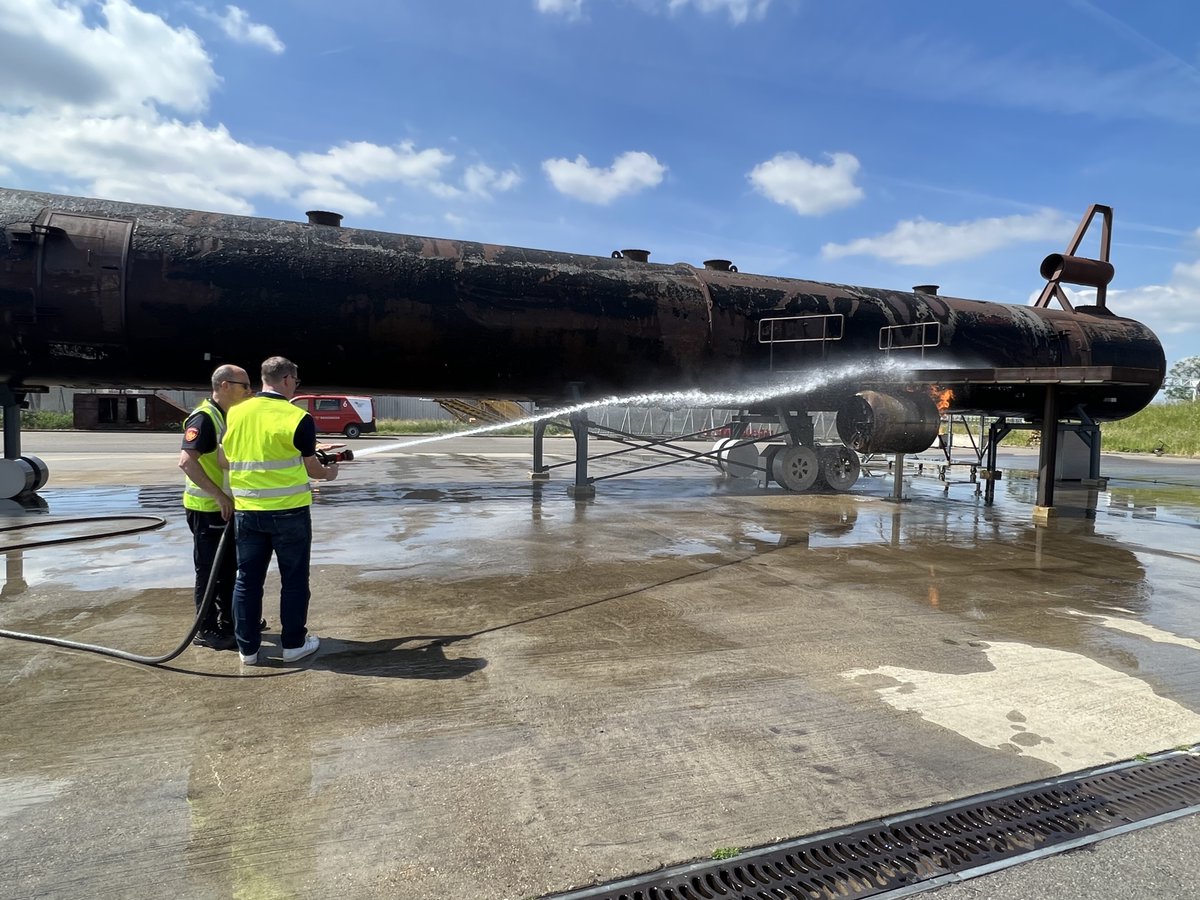 ✈️ Gisteren hebben we met ons team een interessante rondleiding gehad bij Maastricht Aachen Airport. Ontzettend leuk om eens een kijkje te nemen achter de schermen bij ons eigen regionaal vliegveld. Als kers op de taart hebben we nog een demonstratie gekregen van de brandweer. 🚒