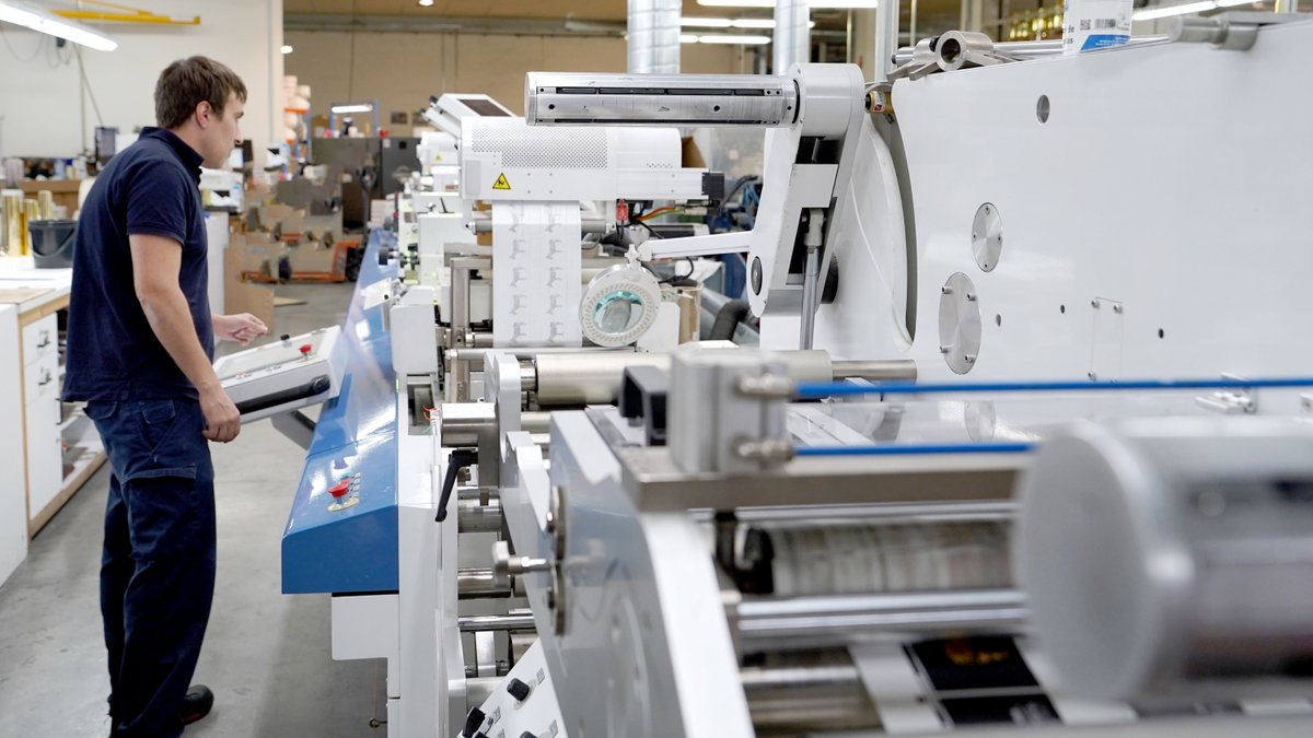 argraf_grupo's tweet photo. El futuro será tecnológico y sostenible: en #Argraf apostamos firmemente por las personas, la innovación y la calidad para seguir creciendo y mantener la excelencia en la producción. ⚡

#GrupoArgraf #sostenibilidad #innovación #tecnología #impresión #acabados #labels https://t.co/Qi7POxBceC