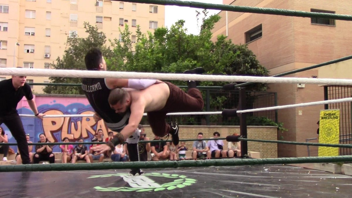 andaluciawrestl's tweet photo. El primer combate enfrentó a los actuales campeones de parejas de Andalucía @JosteinSEW y @BreakerSew contra Decadencia @MrPaque y @guillewrestling  en un combate trepidante de inicio a fin donde al final, La Nueva Élite logró retener el título.

#pressingcatch #andalucia https://t.co/1BupcOnwUl
