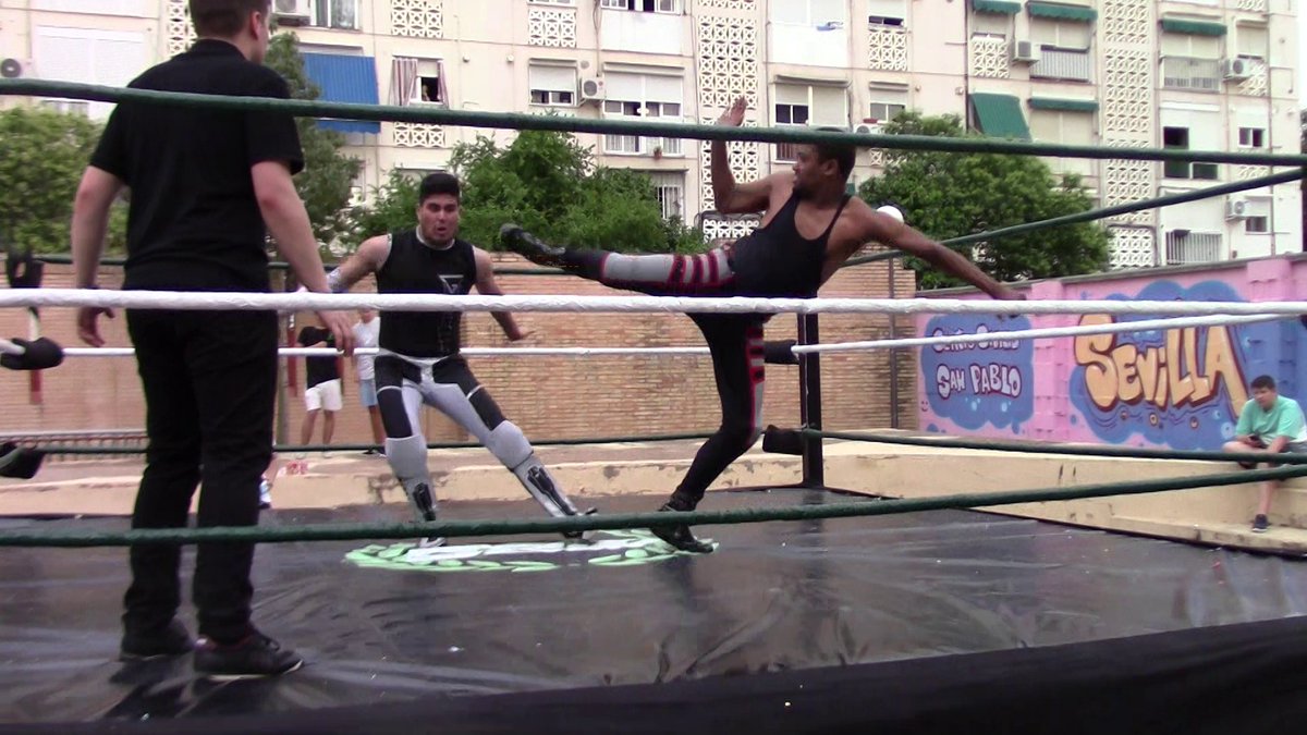 andaluciawrestl's tweet photo. El penúltimo combate de la noche nos trajo una gran sorpresa.
 El luchador de @ResistPW @guillewrestling tuvo que defender al público asistente de las mofas del americano Alejandro Bravo pero finalmente, luchador catalán no pudo parar los embites del Americano
#spanishwrestling https://t.co/9k1jWyc7Ej