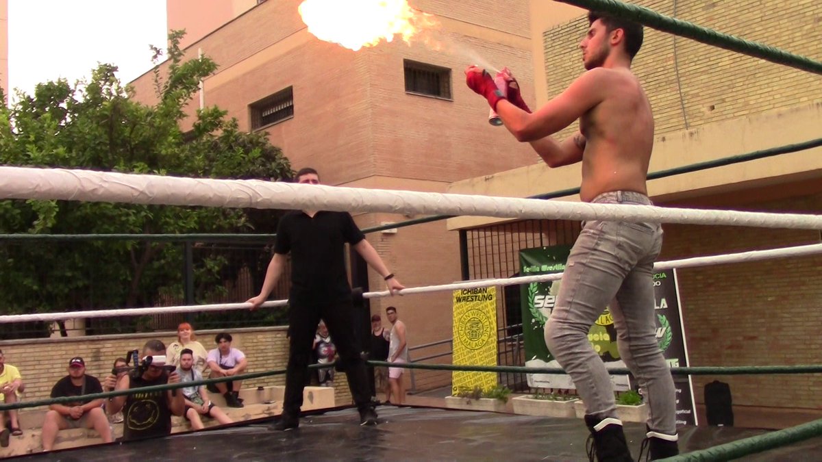 andaluciawrestl's tweet photo. El main event de la tarde fue el combate por el título de Andalucia entre el actual campeón @Ghostnight26987 y @BusinessYakob 
Ambos se enfrentaron en un combate extremo donde se pegaron con todo pero al final, la aparición de @DeDesvirgador fue decisiva para el actual campeón. https://t.co/ir3N1A8aFr