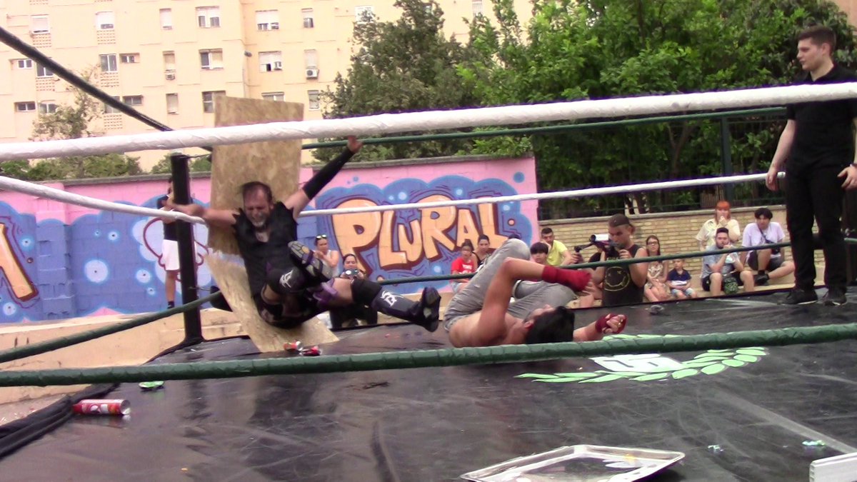 andaluciawrestl's tweet photo. El main event de la tarde fue el combate por el título de Andalucia entre el actual campeón @Ghostnight26987 y @BusinessYakob 
Ambos se enfrentaron en un combate extremo donde se pegaron con todo pero al final, la aparición de @DeDesvirgador fue decisiva para el actual campeón. https://t.co/ir3N1A8aFr