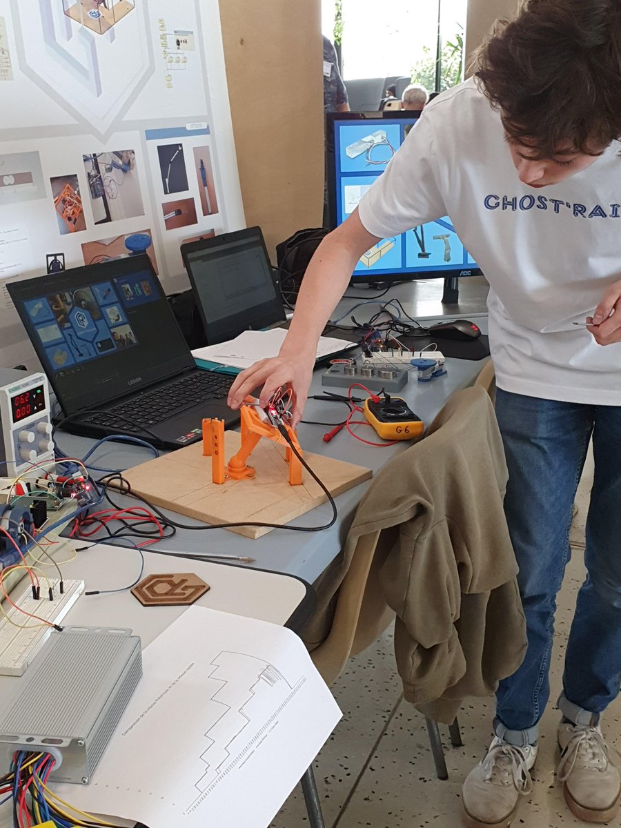 ArtsetMetiers_'s tweet image. Le campus Arts et Métiers de #Metz a accueilli la finale académique des Olympiades des Sciences de l’Ingénieur.
👉 Une dizaine d’équipes ont présenté leur projet devant un jury.
👏 Bravo aux participantes et aux équipes qui participeront à la finale nationale !
#OSI2022