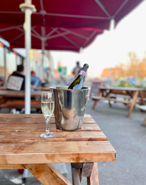 JUBILEE WEEKEND 🎉
Friday: Sip and paint party
Saturday: Four-piece live band
Family friendly events all weekend including outdoor BBQ