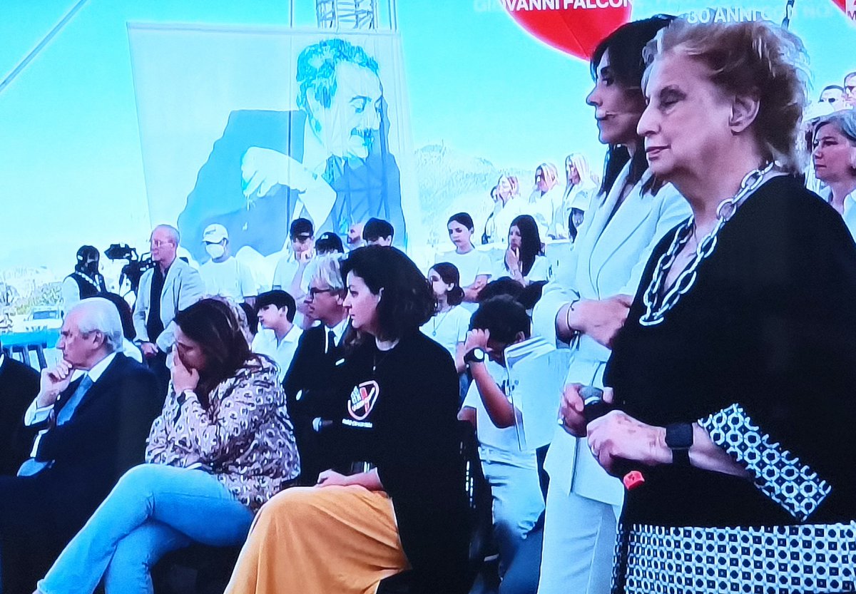 antonellacesar2's tweet photo. #falconeborsellino , Chinnici, Piersanti Mattarella fratello del nostro Presidente: non dobbiamo dimenticare persone come loro che hanno perso la vita per la legalità e la giustizia.
"Ci insegnano il senso della dignità"
@emmadaquino @Tg1Rai https://t.co/0i09HmZIBv