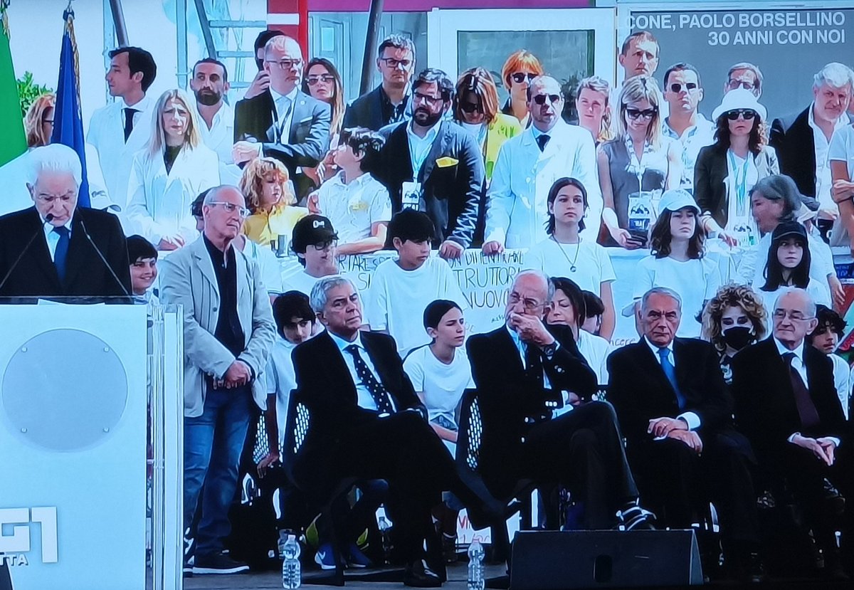 antonellacesar2's tweet photo. #falconeborsellino , Chinnici, Piersanti Mattarella fratello del nostro Presidente: non dobbiamo dimenticare persone come loro che hanno perso la vita per la legalità e la giustizia.
"Ci insegnano il senso della dignità"
@emmadaquino @Tg1Rai https://t.co/0i09HmZIBv