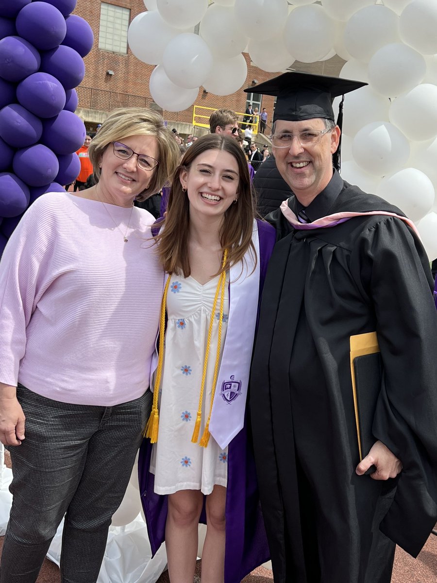 BrayerTeague's tweet photo. Congrats Emery! #Classof2022 https://t.co/HH67xv0vwL