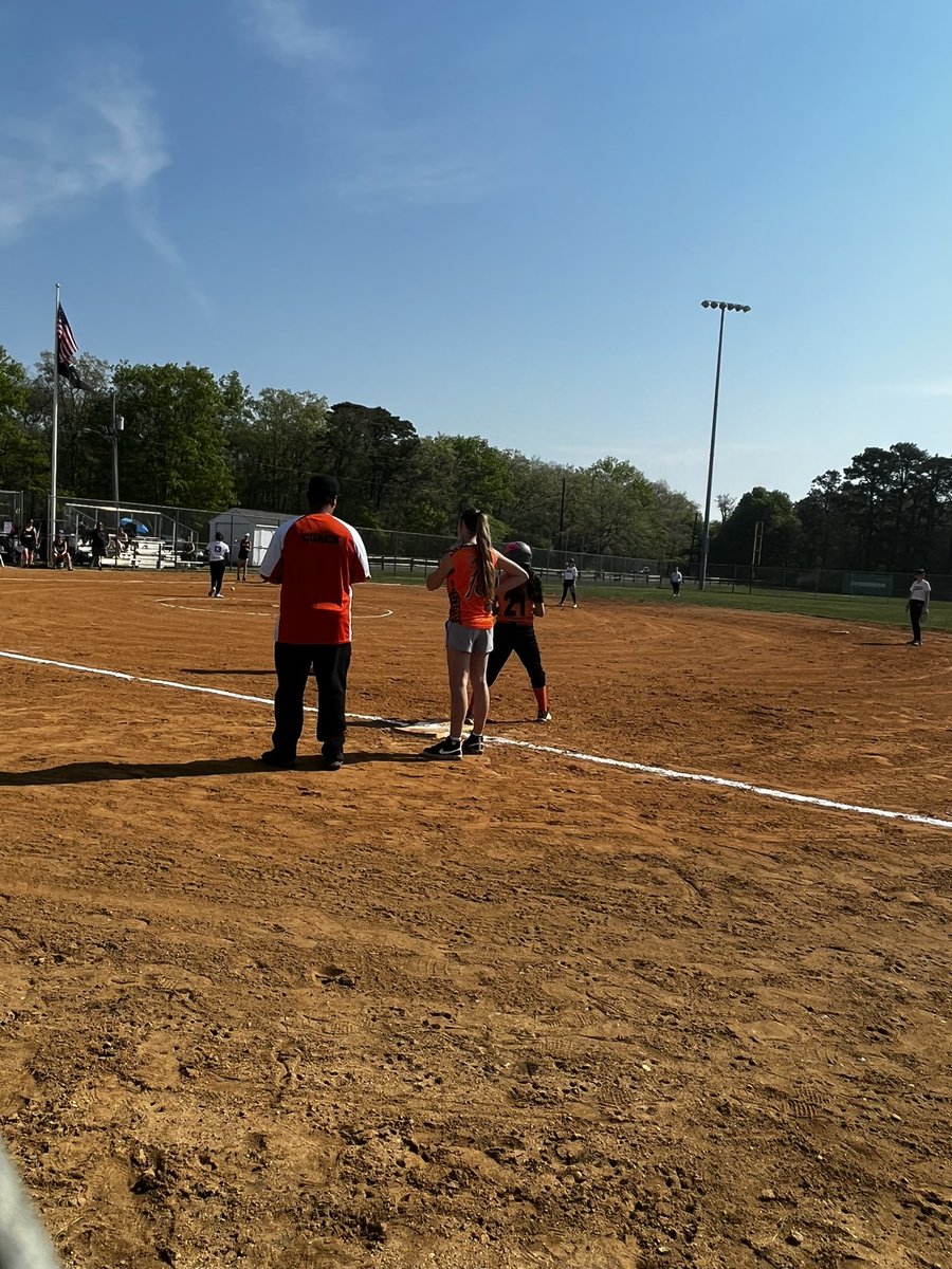 Bella coaching the 12u Rec team on Saturday, last game she was 3rd base coach. This time she tried 1st base. To say she loves coaching these girls is an understatement❤️🥎