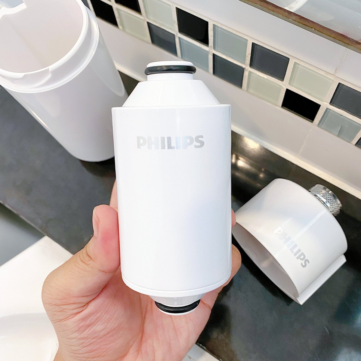 Kin24hrs's tweet photo. เคยรีวิวเครื่องกรองน้ำจาก Philips Water ไปหลายรุ่น วันนี้จัดมาอีกหนึ่งจ้า เป็นเครื่องกรองฝักบัวรุ่น #AWP1775 ช่วยลดคลอรีนและสิ่งสกปรกที่มากับน้ำ ขนาดกะทัดรัด ติดตั้งง่ายสุดๆ อาบน้ำได้อย่างมั่นใจ สบายตัวมากขึ้น เหมาะกับคนผิวแพ้ง่าย ไส้กรองใช้งานได้นาน 4-6 เดือนเลย #PhilipsWater https://t.co/u2hz1vnkZX