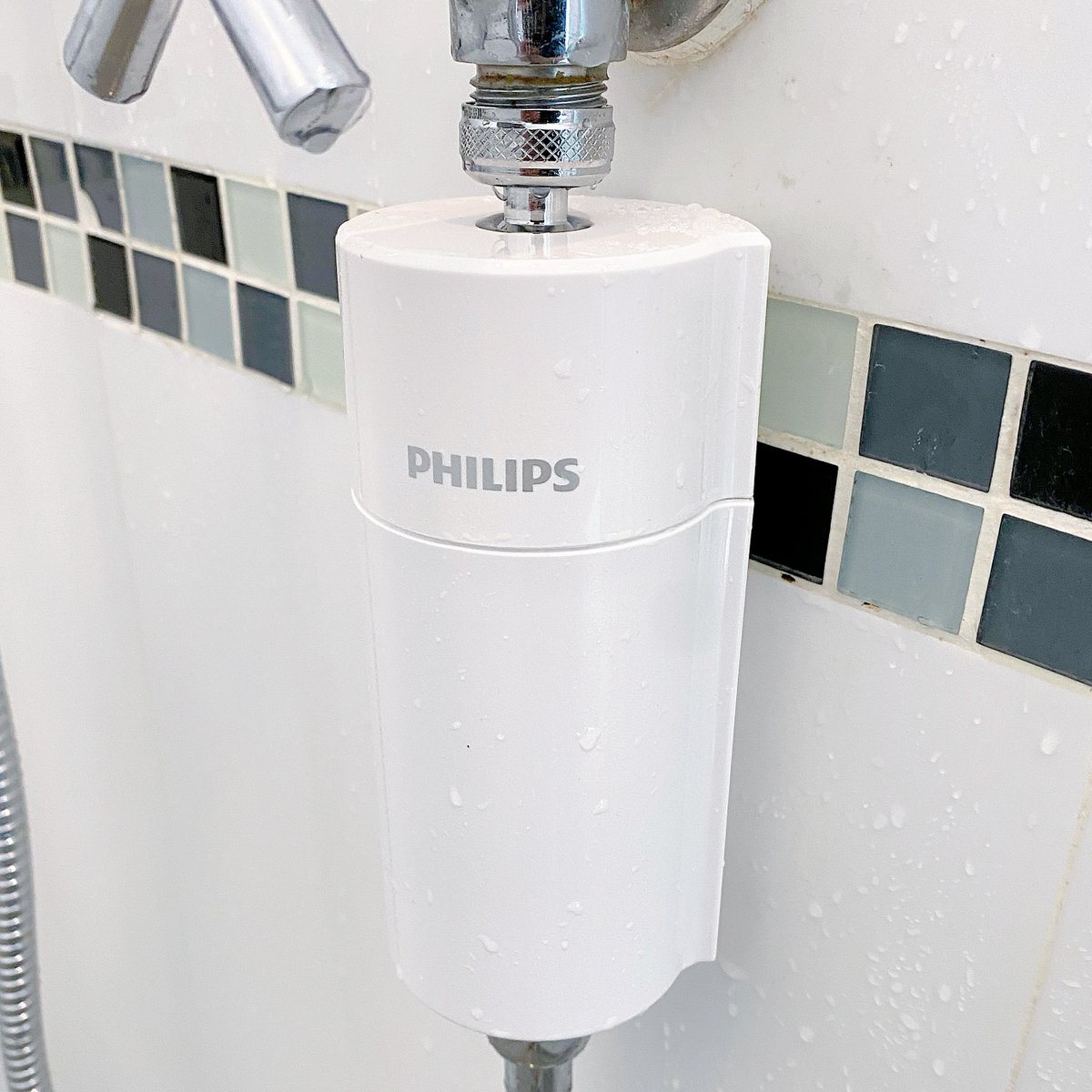 Kin24hrs's tweet photo. เคยรีวิวเครื่องกรองน้ำจาก Philips Water ไปหลายรุ่น วันนี้จัดมาอีกหนึ่งจ้า เป็นเครื่องกรองฝักบัวรุ่น #AWP1775 ช่วยลดคลอรีนและสิ่งสกปรกที่มากับน้ำ ขนาดกะทัดรัด ติดตั้งง่ายสุดๆ อาบน้ำได้อย่างมั่นใจ สบายตัวมากขึ้น เหมาะกับคนผิวแพ้ง่าย ไส้กรองใช้งานได้นาน 4-6 เดือนเลย #PhilipsWater https://t.co/u2hz1vnkZX