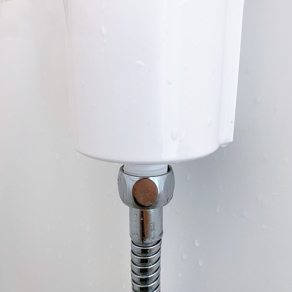 Kin24hrs's tweet photo. เคยรีวิวเครื่องกรองน้ำจาก Philips Water ไปหลายรุ่น วันนี้จัดมาอีกหนึ่งจ้า เป็นเครื่องกรองฝักบัวรุ่น #AWP1775 ช่วยลดคลอรีนและสิ่งสกปรกที่มากับน้ำ ขนาดกะทัดรัด ติดตั้งง่ายสุดๆ อาบน้ำได้อย่างมั่นใจ สบายตัวมากขึ้น เหมาะกับคนผิวแพ้ง่าย ไส้กรองใช้งานได้นาน 4-6 เดือนเลย #PhilipsWater https://t.co/u2hz1vnkZX