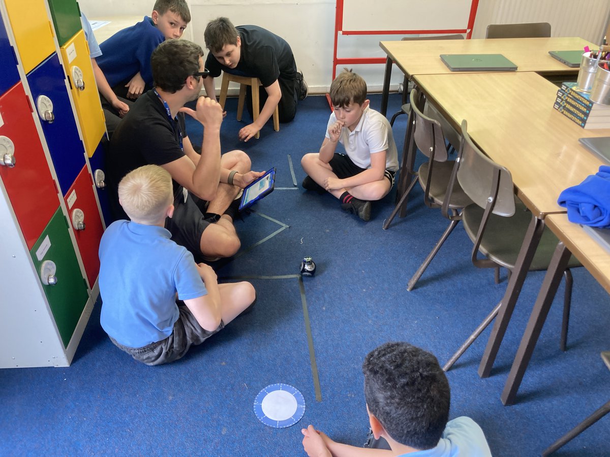 cliftongreenps's tweet photo. Our Head of IT have teaching the Yr 5 students life skills that involve problem solving, innovation, and teamwork! Our students addressed the growing demand of STEM subjects while learning how science, engineering, math, and technology work together and interact. #betterneverstop https://t.co/smYJgsqDkg