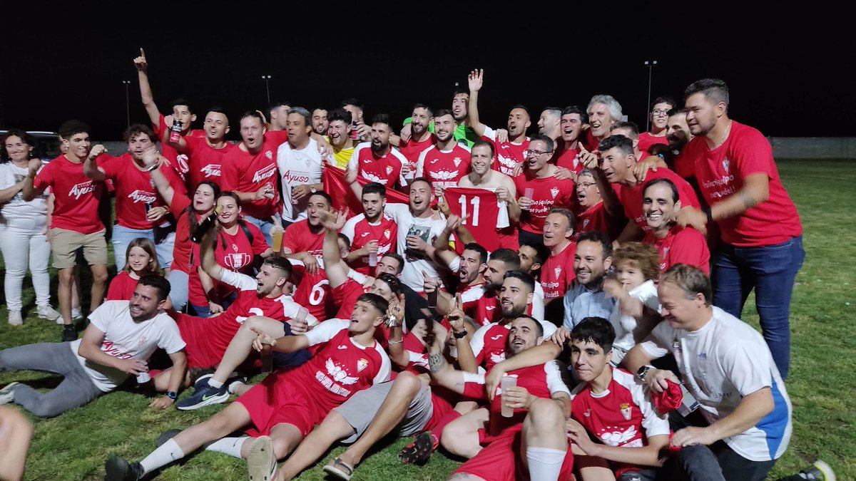 Amanda_Nieto7's tweet photo. ENHORABUENA a este tan humilde club @CDValdehornillo lo vivido ayer, y todos los partidos que dejamos atrás, no tiene palabras, pocas aficiones se ven como la suya. Nos lo pasamos como niños y por fin en la prórroga tuvimos la gran alegría de ese gol tan deseado.... Aupa Valdo!💪🏼 https://t.co/wUtmVqN18i