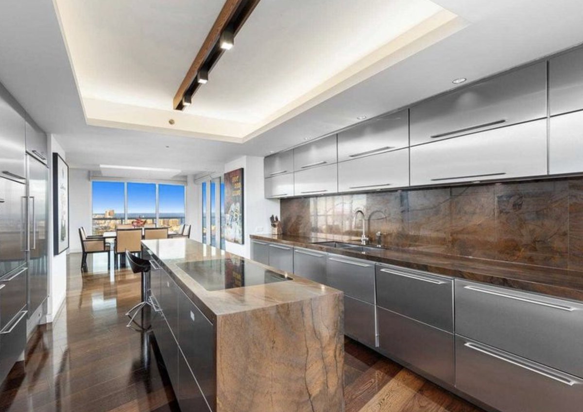 BLOCKDEED's tweet photo. Earn commission selling luxury properties with the BLOCKDEED NFT - The first NFT for the global real estate community. Join our whitelist now. Miami beach penthouse, asking price $38,000,000. https://t.co/LZsWNB5olx

#Miami #NFT #NFTCommumity #RealEstate https://t.co/Ag05fWkx9V