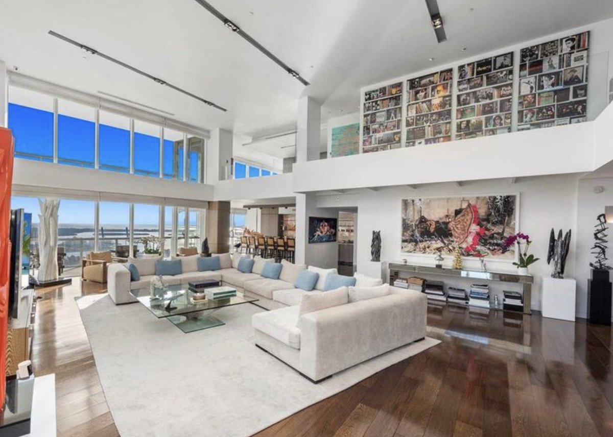 BLOCKDEED's tweet photo. Earn commission selling luxury properties with the BLOCKDEED NFT - The first NFT for the global real estate community. Join our whitelist now. Miami beach penthouse, asking price $38,000,000. https://t.co/LZsWNB5olx

#Miami #NFT #NFTCommumity #RealEstate https://t.co/Ag05fWkx9V