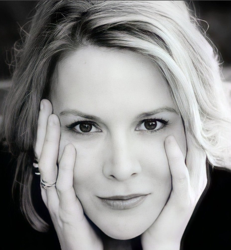 Happy Birthday Laurel Holloman. Wishing you a great day with family and friends. 