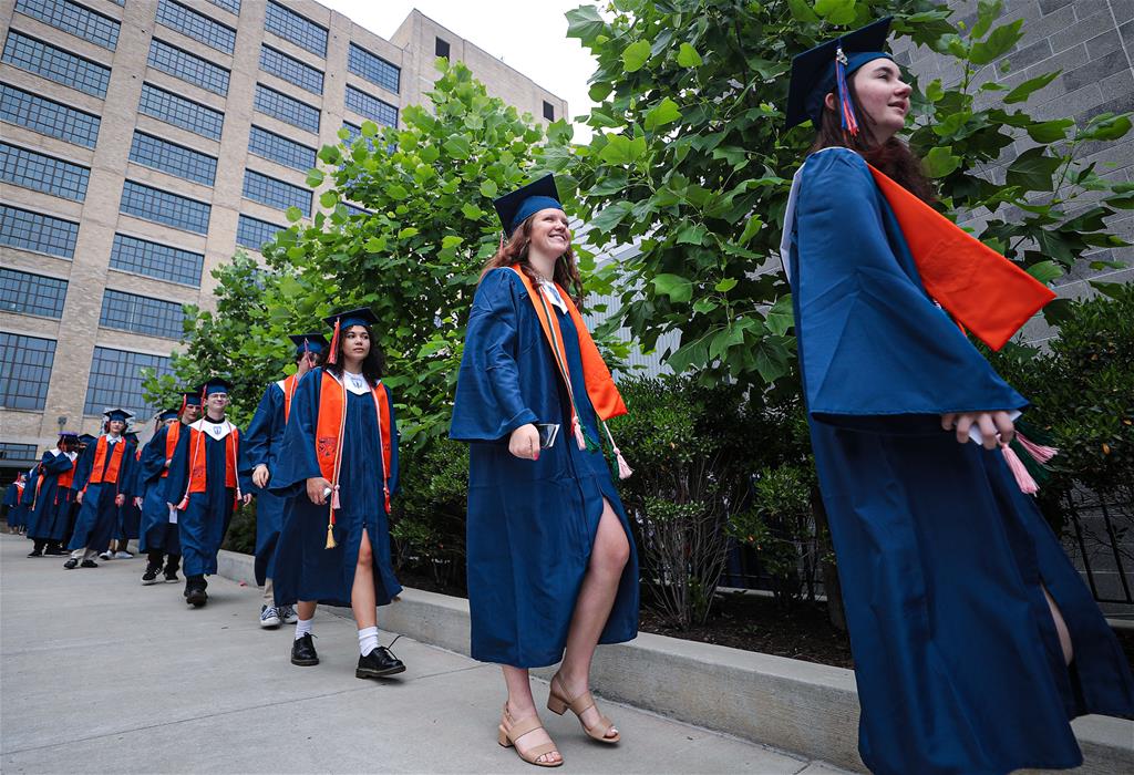 DailyMemphian's tweet photo. .@CrosstownHigh graduated its first class of seniors on May 21. In a nod to the school’s innovative educational approach, seniors selected the graduation speakers rather than following the tradition of a sole valedictorian taking the stage. Read more:https://t.co/Rykxvr1Qqa https://t.co/tsgo9pcd9l