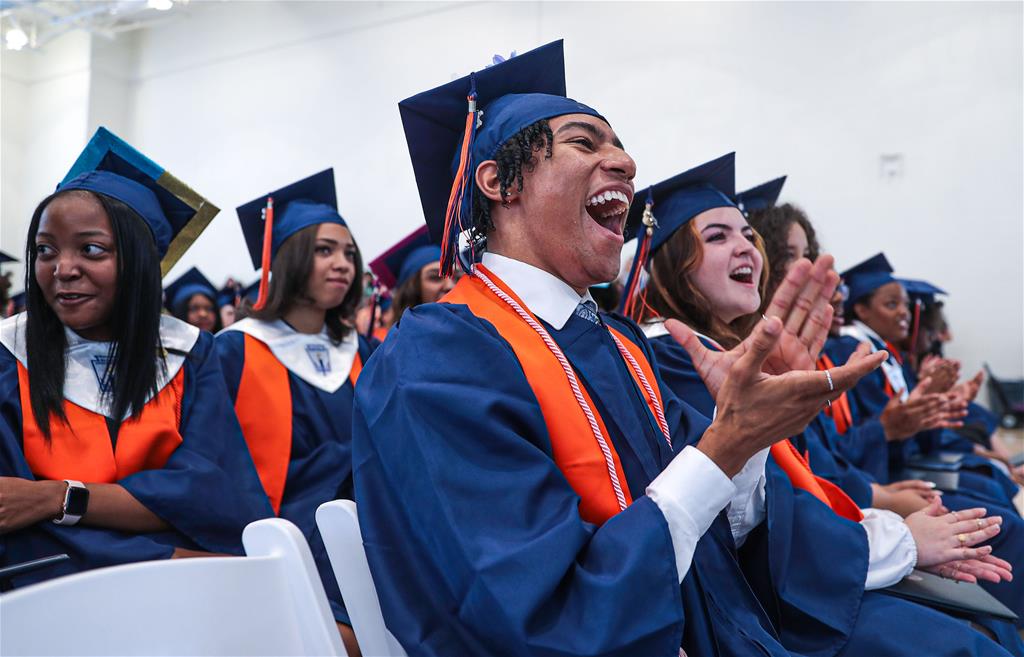 DailyMemphian's tweet photo. .@CrosstownHigh graduated its first class of seniors on May 21. In a nod to the school’s innovative educational approach, seniors selected the graduation speakers rather than following the tradition of a sole valedictorian taking the stage. Read more:https://t.co/Rykxvr1Qqa https://t.co/tsgo9pcd9l
