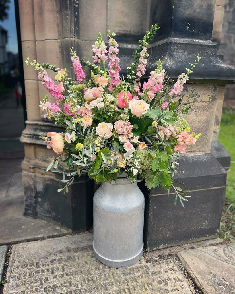 Vintage milk churns brimming with peachy blooms are the perfect match for Cheshire church doorways in May🍑

•

#weddingflowers
#weddingflorist
#cheshirewedding
#cheshireweddingflowers
#cheshireweddingflorist
#milkchurnflowers 
#churchwedding 
#church… instagr.am/p/Cd51y3as0lk/