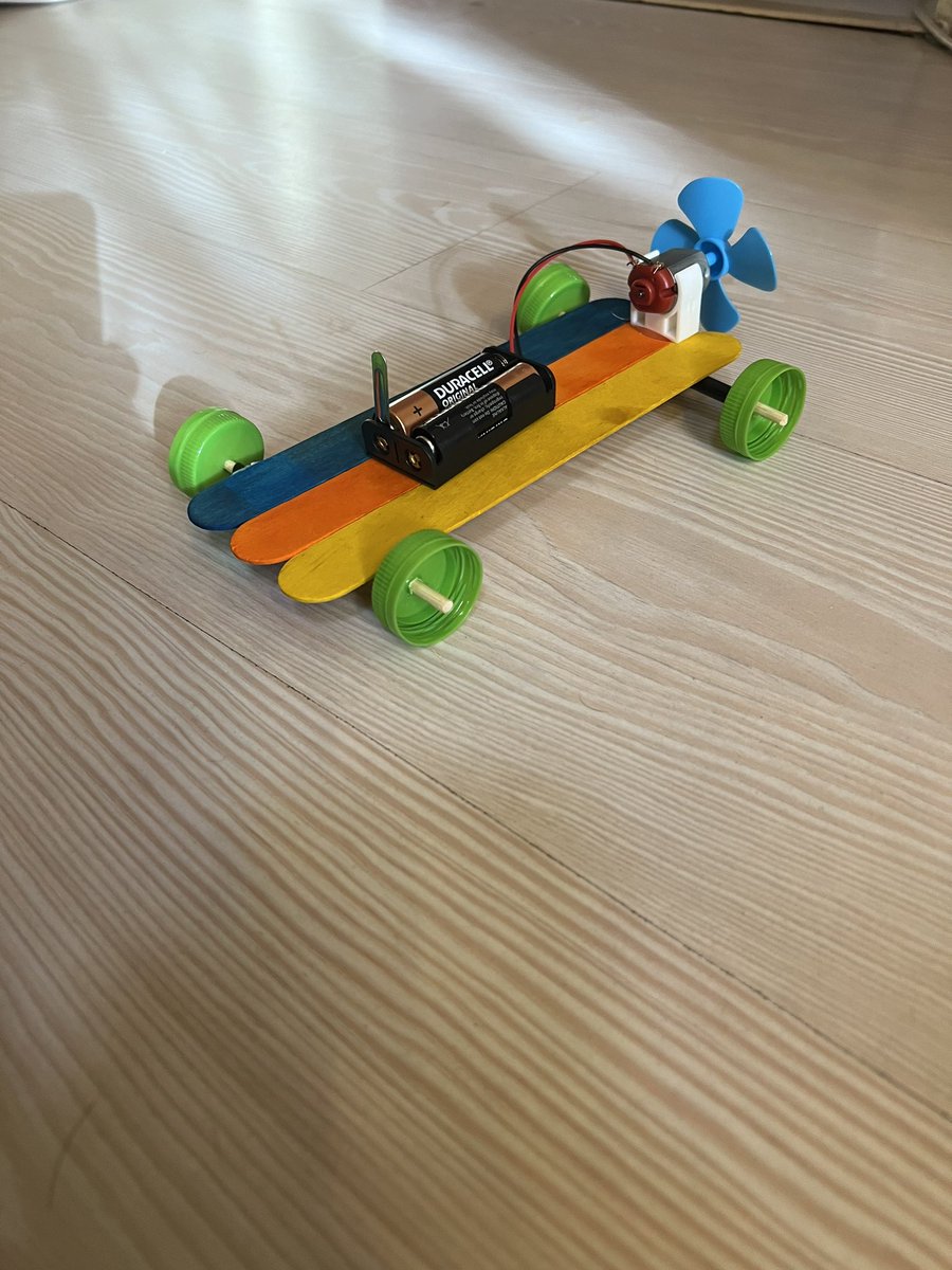 انا طفل مخترع سياره صغير ببطاريه اسمي جميل عبد القادر هوايتي في الالكرونيات وهذا السياره من صنعي ارجو من يرغب بان يدعمني لاكمل اختراعاتي اكون له من الشاكرين