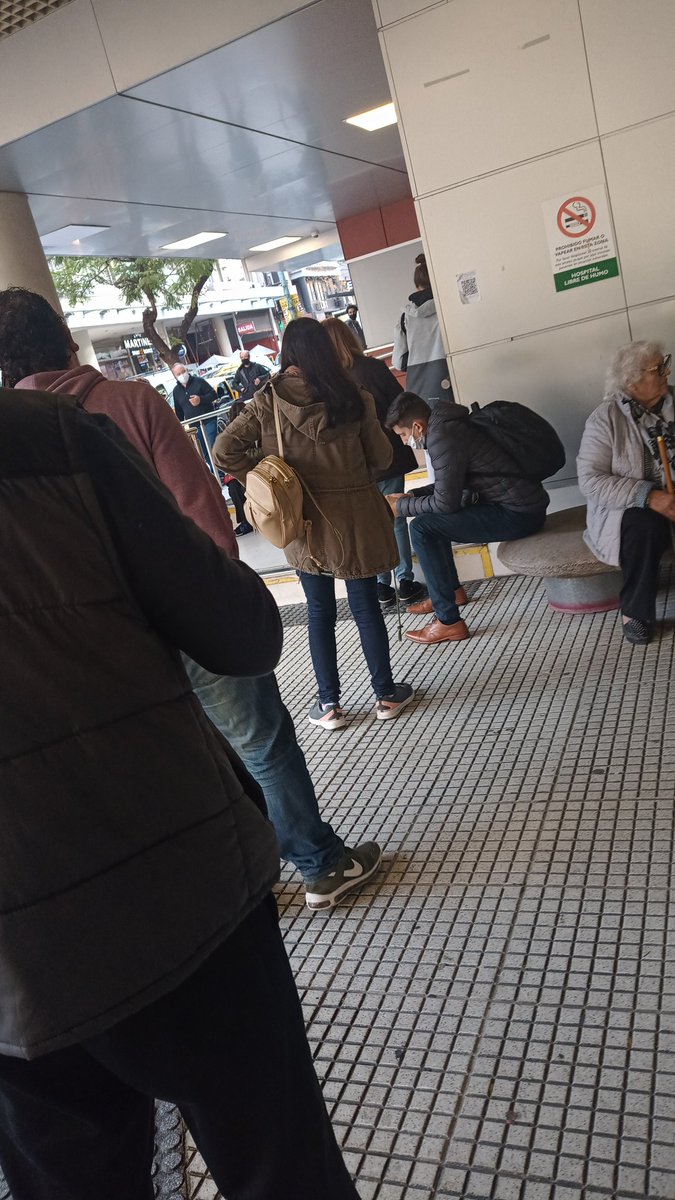 leidive's tweet photo. Bueno. Aca en el @hta_italiano tratando de que me atiendan porque me siento como el orto... Afuera, parada, escupiendo una muestra que quedara contaminada, claramente. Un aplauso para los genios de la atencion. https://t.co/oqT1bjMWV5