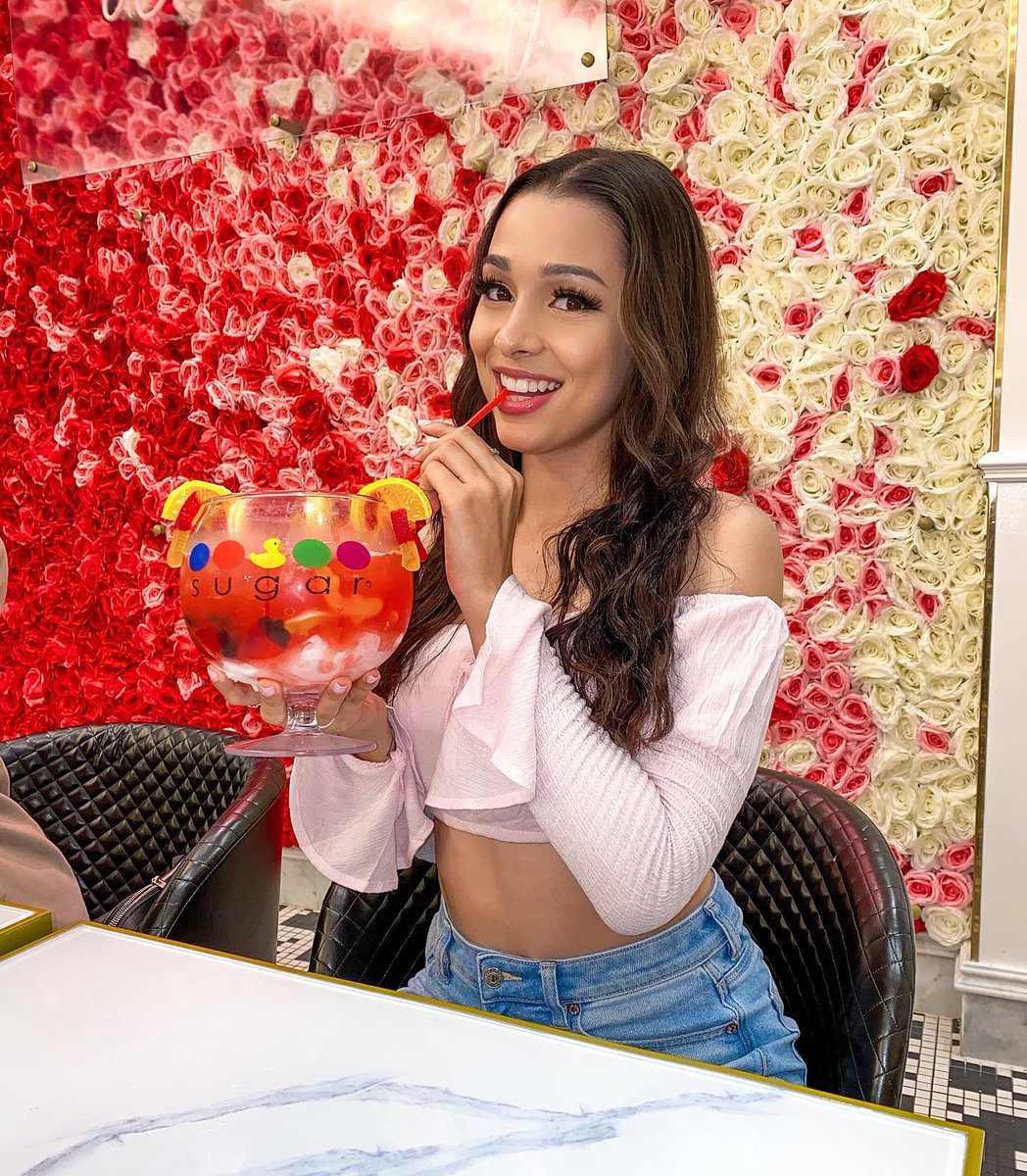 SugarFactory's tweet photo. Feel sweet, sipping on this Virginia Black Whiskey infused goblet with blends of fresh lemonade and strawberries. 🍓🍋 #DoverDowns #Goblets #SugarFactory
📸: @xoamirak https://t.co/xBC5h8FW3A