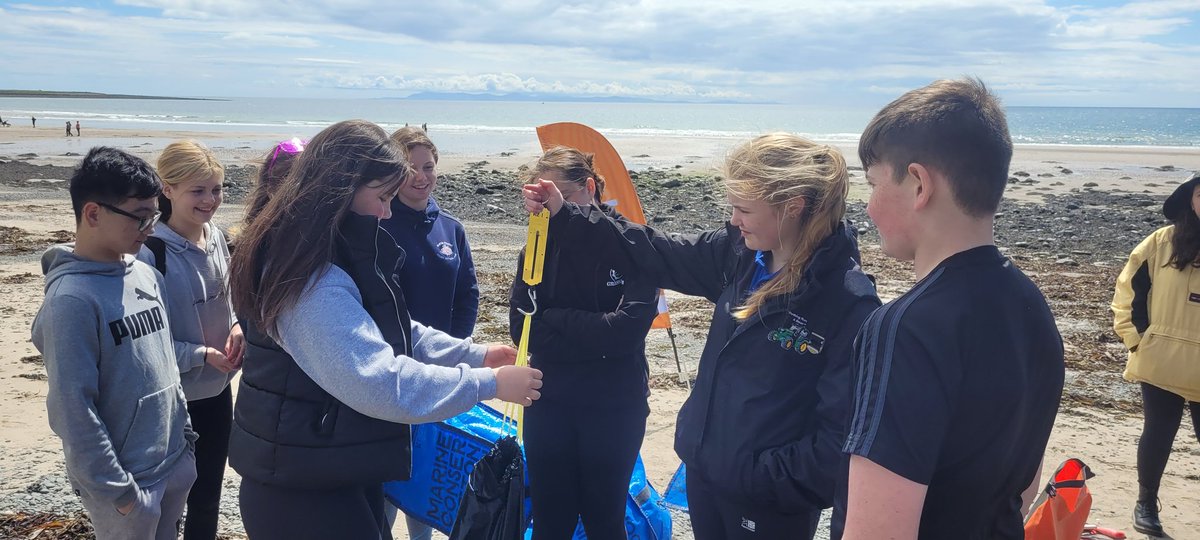 weekates88's tweet photo. My first time leading a beach clean solo, & had 107 amazing s2's from @DouglasEwartHS completing 5 cleans over the day on the beautiful #Monreith beach. 11kg gathered!! So much fun to work with my old high school on my family's "local" beach ❤️🌊 (1/5) #beachclean #youth #marine https://t.co/gcx2bpBoWZ