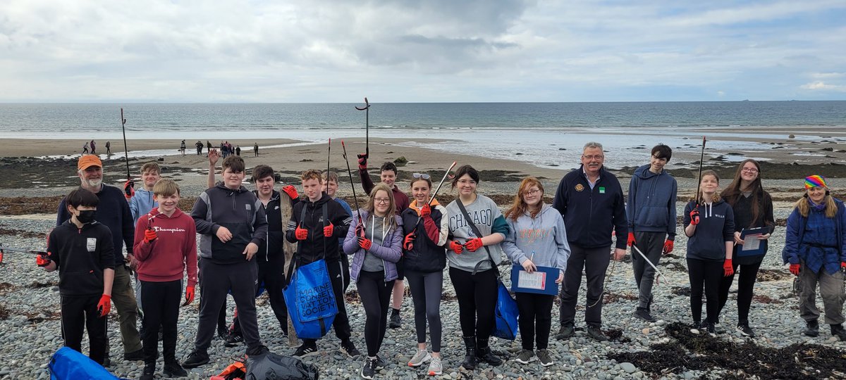 weekates88's tweet photo. My first time leading a beach clean solo, & had 107 amazing s2's from @DouglasEwartHS completing 5 cleans over the day on the beautiful #Monreith beach. 11kg gathered!! So much fun to work with my old high school on my family's "local" beach ❤️🌊 (1/5) #beachclean #youth #marine https://t.co/gcx2bpBoWZ