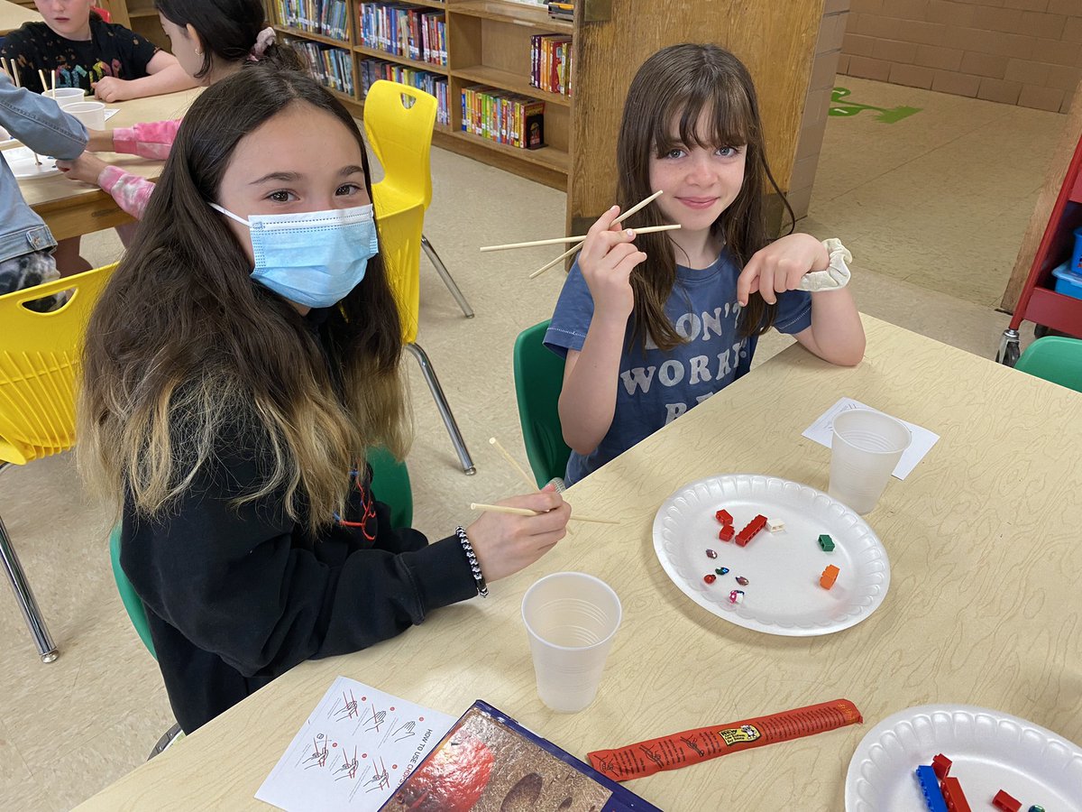 MrsCocozzaReads's tweet image. #giveahoot for our fourth graders learning how to use chopsticks in honor of #AsianAmericanPacificIslanderHeritageMonth @MrsJessicaRyan @WaverlyParkElem 🥢