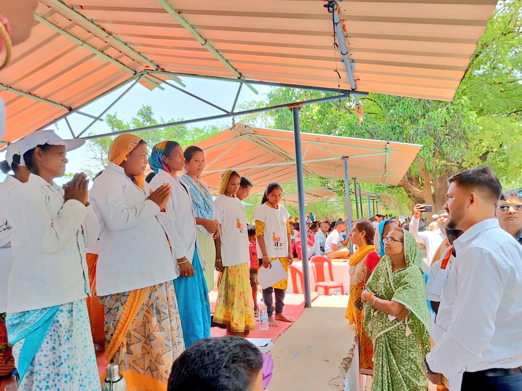 BaapiNaUwaat's tweet photo. मुख्यमंत्री भेंट वार्ता से पूर्व कटेकल्याण के #Baapi एवं #NayakNayikas द्वारा माननीय विधायक @DantewadaDist से बापी ना उवाट कार्यक्रम में उनकी भूमिका एवं कार्य के बारे में विस्तृत चर्चा हुई@ChhattisgarhCMO @DeepakSoni_1 @akash_chhikara @UNICEFIndia @jobzachariah @DPRChhattisgarh https://t.co/fCK18oXutY