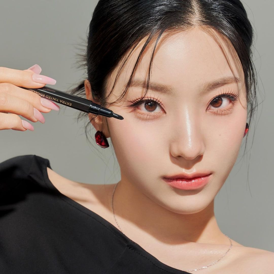 📆 22.05.23 | NEOGEN en Instagram con #SAEROM #새롬 📸

“No puedes evitar mirar a Saerom✨🥺”

🔗 instagram.com/p/Cd4lorwJVAX/…

#fromis_9 #프로미스나인 #LEESAEROM #이새롬

— 🐿