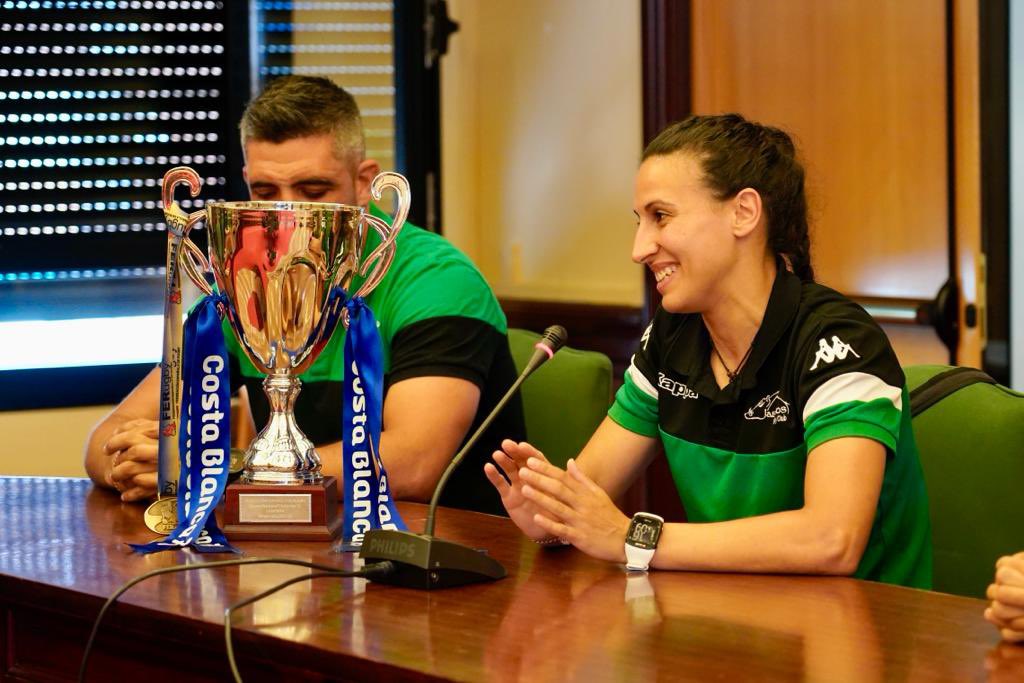 Noelia_posse's tweet photo. Mucho orgullo recibir hoy al equipo femenino de las Jabatas de Rugby #Móstoles @JabatosRugby, ganadoras del Torneo de ascenso de la #CopaReina, que nos muestran su trofeo y nos cuentan cómo ha sido la competición. Su compromiso, esfuerzo y dedicación es ejemplo de gran superación https://t.co/inVSSg0JGl