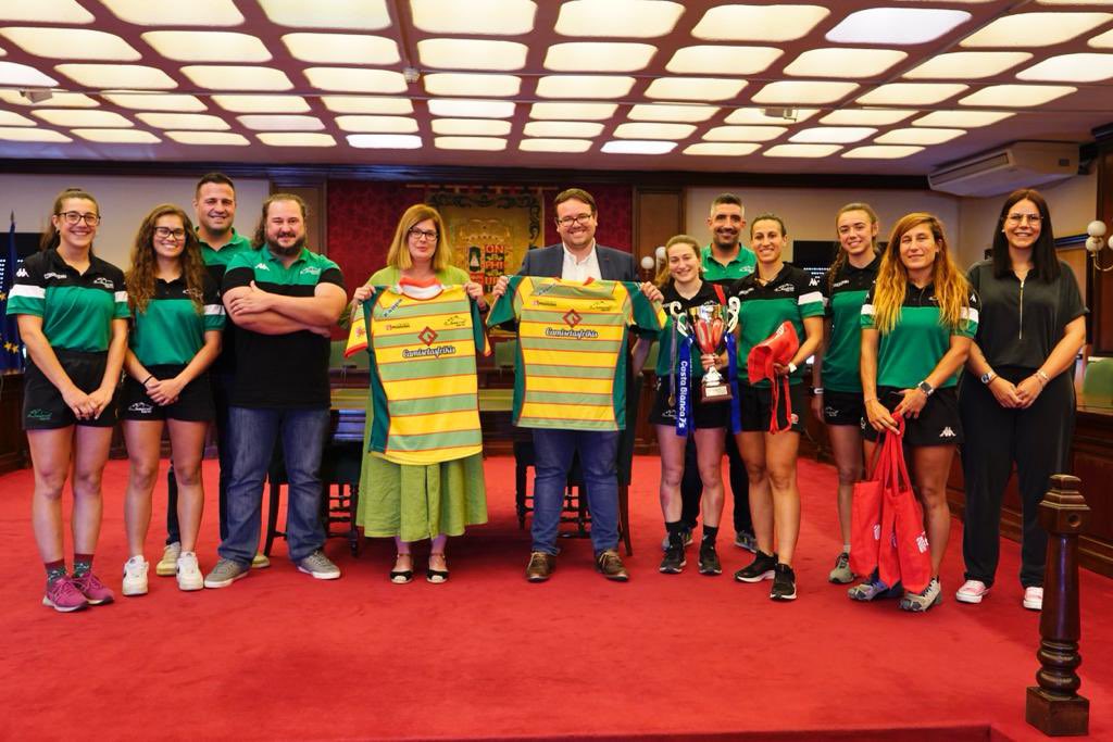 Noelia_posse's tweet photo. Mucho orgullo recibir hoy al equipo femenino de las Jabatas de Rugby #Móstoles @JabatosRugby, ganadoras del Torneo de ascenso de la #CopaReina, que nos muestran su trofeo y nos cuentan cómo ha sido la competición. Su compromiso, esfuerzo y dedicación es ejemplo de gran superación https://t.co/inVSSg0JGl