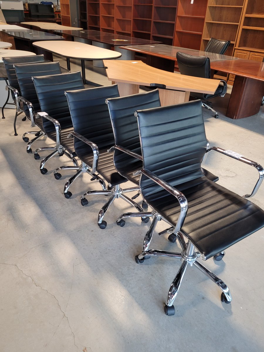 TOPSTEXAS's tweet image. Look what just walked in the door!👀 These gorgeous mid-back vinyl conference chairs will be excellent around your new conference table, we have 6 as shown. They won't last! 😮😮😮🔥🔥🔥

#officechairs
#atx
#austin
#modernoffice
#usedofficefurniture
#modernofficedesign