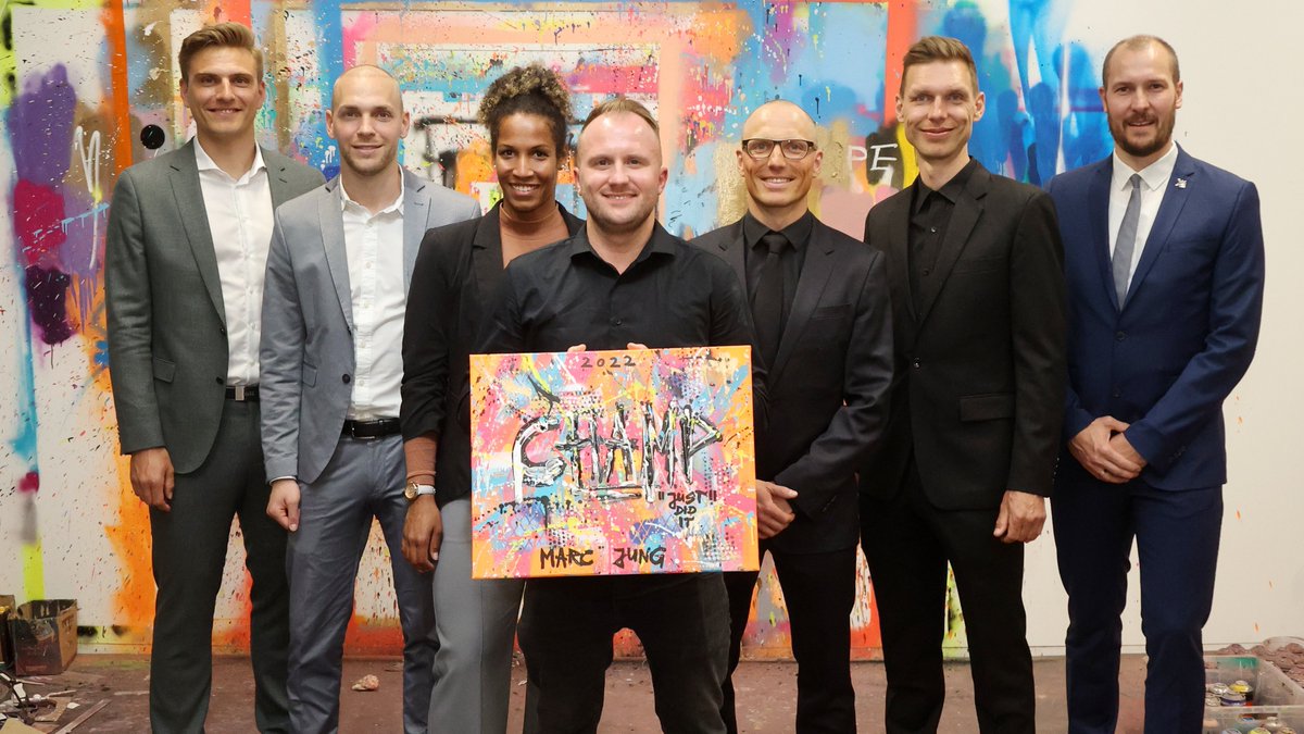 Thüringer Sporthilfe feiert 25ten.
25.000 € sollen für die für die Nachwuchsförderung zusätzlich generiert werden.
Gerade läuft die Versteigerung des Marc Jung Bildes „Champs“ signiert von @MariamaJamanka, <a href="/tonymartin85/">Tony Martin</a>, <a href="/marcelkittel/">Marcel Kittel</a>, #Lesser, #Bitsch.
👉unitedcharity.de/Auktionen/Marc…