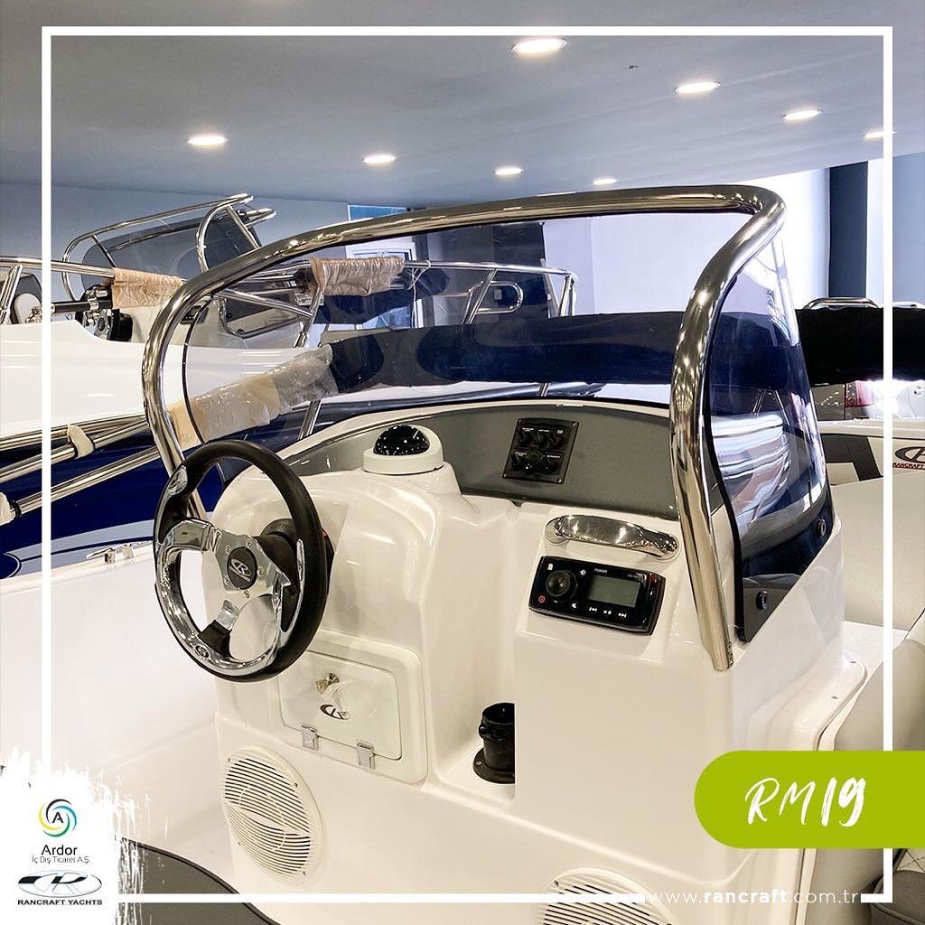 RancraftTR's tweet photo. PERFORMANS VE KONFOR ARASINDAKİ DOĞRU DENGE: RM19 💫🛥️

Uzunluk: 5,56 m
En: 2,36 m
Önerilen Güç: 60/150 HP

Bilgi ve iletişim:
📍Rancraft Yachts Türkiye Distribütörü Ardor İç Dış Tic. A.Ş.
📩info@rancraft.com.tr
📱+90 545 540 38 03 https://t.co/MPzcAI2wfD