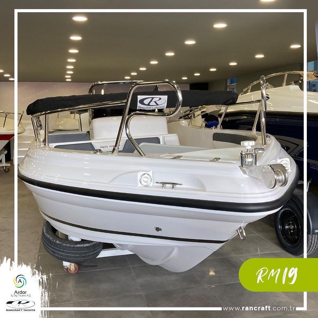 RancraftTR's tweet photo. PERFORMANS VE KONFOR ARASINDAKİ DOĞRU DENGE: RM19 💫🛥️

Uzunluk: 5,56 m
En: 2,36 m
Önerilen Güç: 60/150 HP

Bilgi ve iletişim:
📍Rancraft Yachts Türkiye Distribütörü Ardor İç Dış Tic. A.Ş.
📩info@rancraft.com.tr
📱+90 545 540 38 03 https://t.co/MPzcAI2wfD