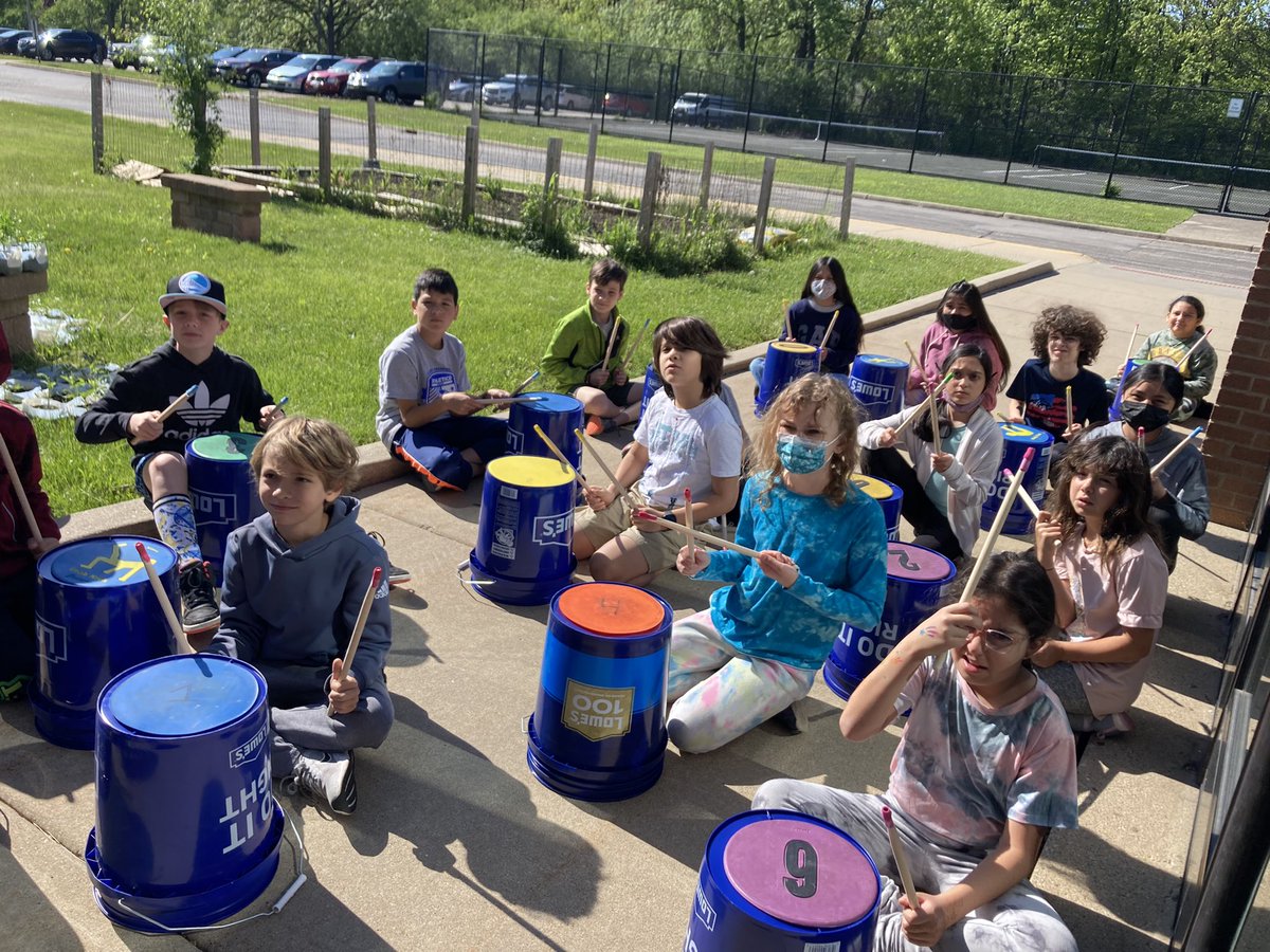 @redoakschool 4th grade is trying bucket drumming with our newly donated buckets from Lowes!!  What a beautiful day! #d112teachers