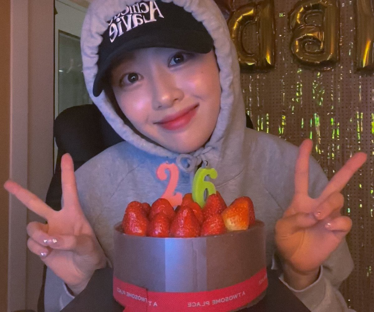 LoonaThe_Yves's tweet photo. #HappyYvesDay 
 #오늘진짜이브데이

Happy Birthday, my love. 
Take care.

#이달의소녀 #LOONA #이브 #Yves https://t.co/c1irh8tqMi
